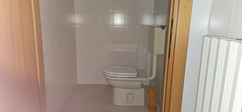 In vendita a Este, in un recente contesto direzionale-commerciale fronte strada, proponiamo un lu...