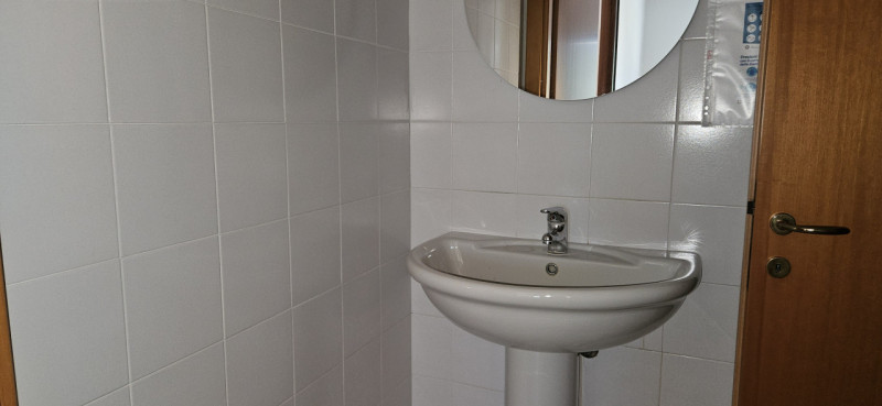 In vendita a Este, in un recente contesto direzionale-commerciale fronte strada, proponiamo un lu...