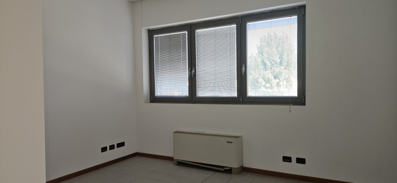 In vendita a Este, in un recente contesto direzionale-commerciale fronte strada, proponiamo un lu...