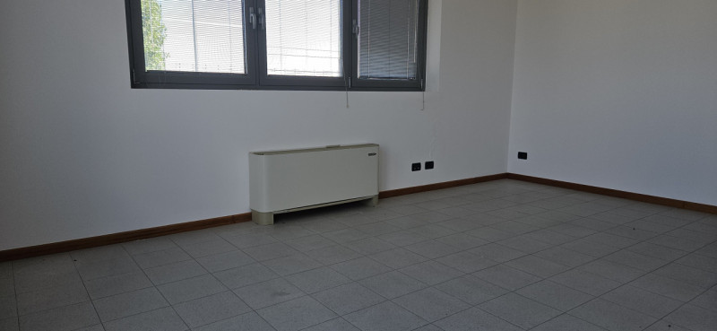 In vendita a Este, in un recente contesto direzionale-commerciale fronte strada, proponiamo un lu...