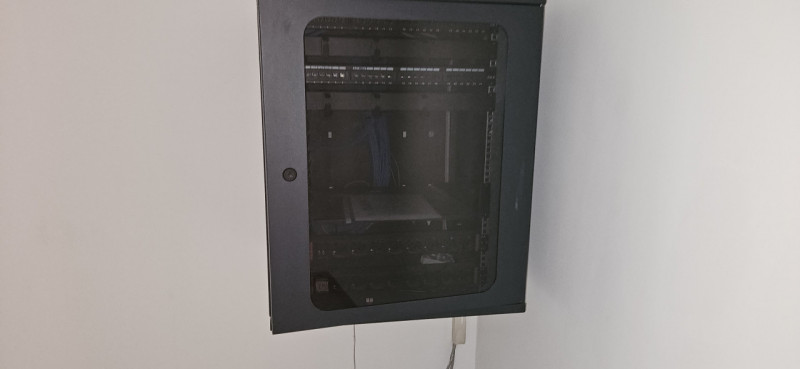 In vendita a Este, in un recente contesto direzionale-commerciale fronte strada, proponiamo un lu...