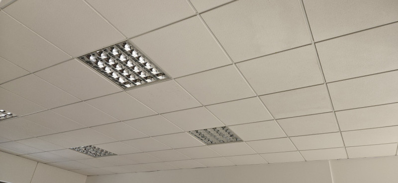 In vendita a Este, in un recente contesto direzionale-commerciale fronte strada, proponiamo un lu...