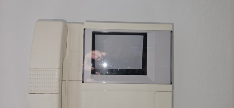 In vendita a Este, in un recente contesto direzionale-commerciale fronte strada, proponiamo un lu...