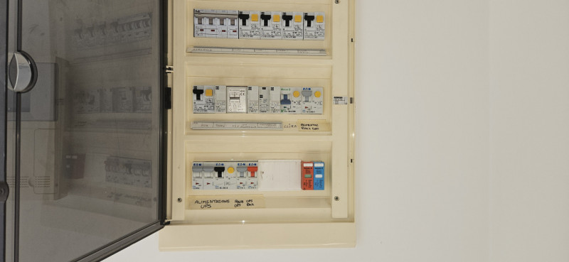 In vendita a Este, in un recente contesto direzionale-commerciale fronte strada, proponiamo un lu...