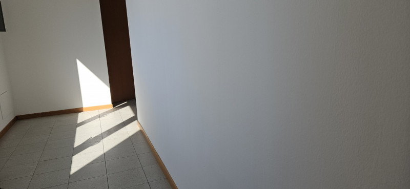 In vendita a Este, in un recente contesto direzionale-commerciale fronte strada, proponiamo un lu...