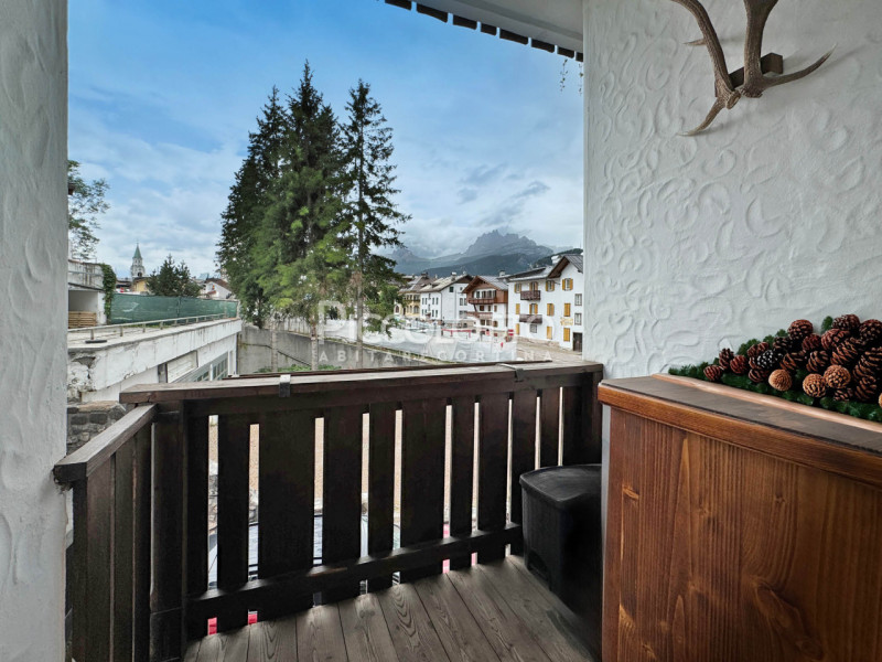 Rif. V5121 - In posizione esclusiva nel cuore di Cortina d'Ampezzo - Corso Italia, con vista pano...
