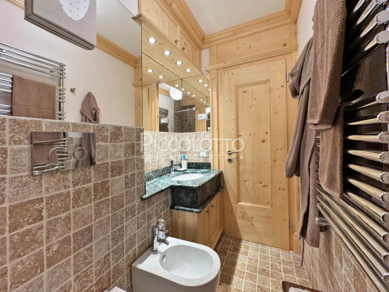 Rif. V5121 - In posizione esclusiva nel cuore di Cortina d'Ampezzo - Corso Italia, con vista pano...