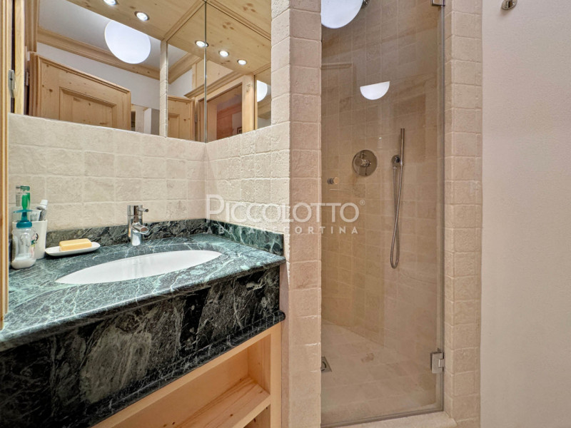 Rif. V5121 - In posizione esclusiva nel cuore di Cortina d'Ampezzo - Corso Italia, con vista pano...