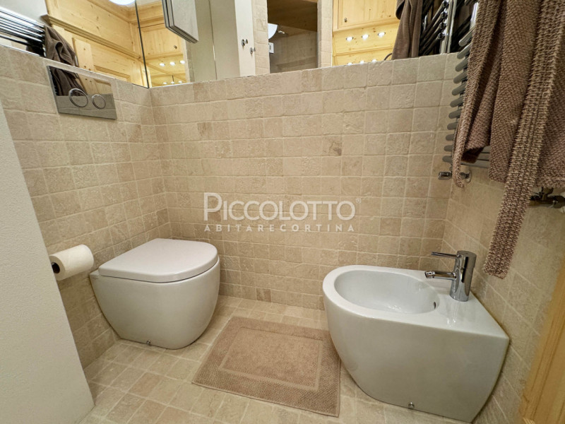 Rif. V5121 - In posizione esclusiva nel cuore di Cortina d'Ampezzo - Corso Italia, con vista pano...