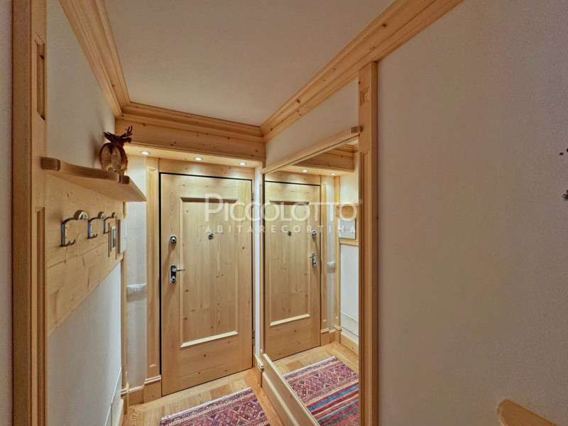 Rif. V5121 - In posizione esclusiva nel cuore di Cortina d'Ampezzo - Corso Italia, con vista pano...