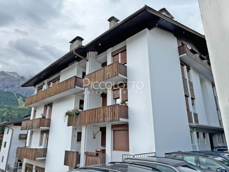 Rif. V5121 - In posizione esclusiva nel cuore di Cortina d'Ampezzo - Corso Italia, con vista pano...