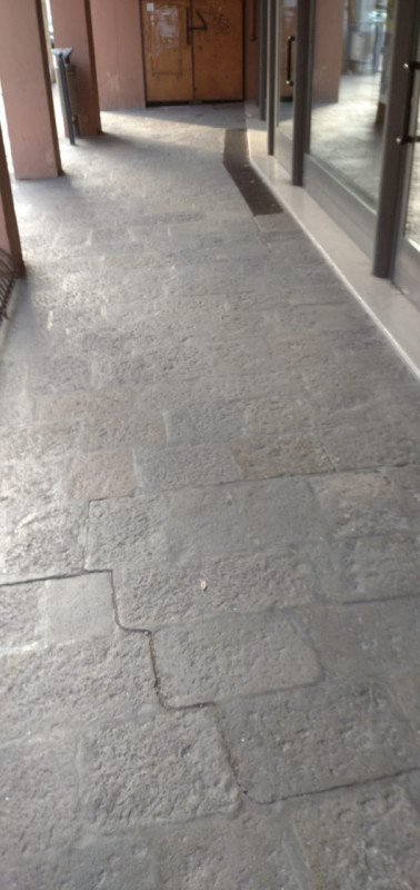 A Monselice in zona centro storico vendesi negozio di 224 mq., con ottima visibilità e ampie vetr...