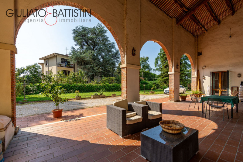 Immergetevi nella storia e nel fascino di una straordinaria opportunità immobiliare: una porzione...