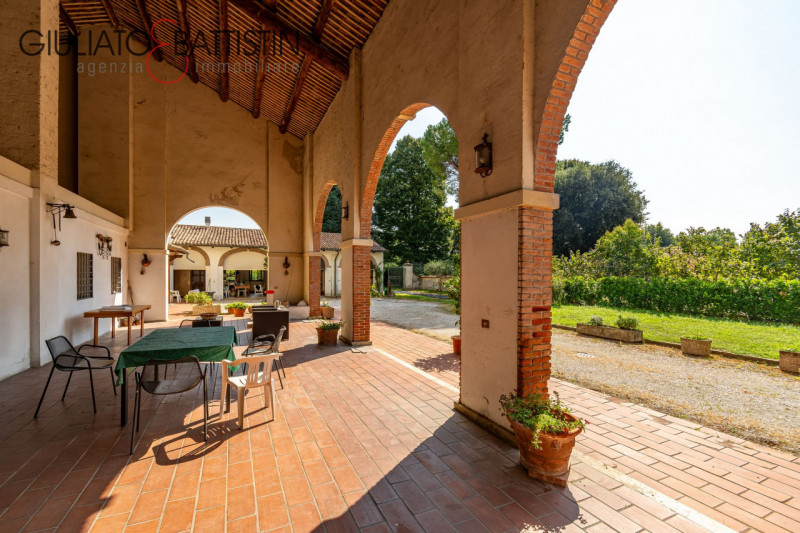 Immergetevi nella storia e nel fascino di una straordinaria opportunità immobiliare: una porzione...