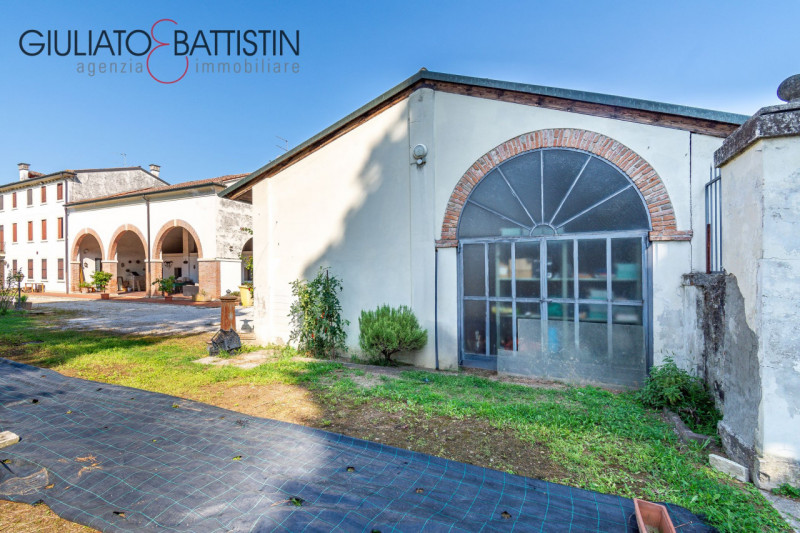 Immergetevi nella storia e nel fascino di una straordinaria opportunità immobiliare: una porzione...