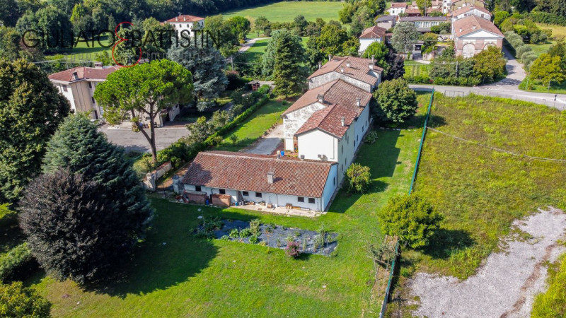 Immergetevi nella storia e nel fascino di una straordinaria opportunità immobiliare: una porzione...