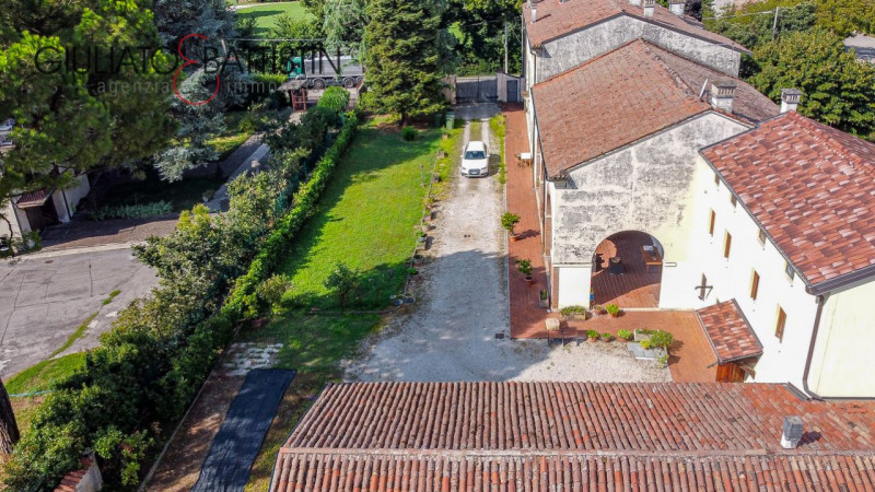 Immergetevi nella storia e nel fascino di una straordinaria opportunità immobiliare: una porzione...