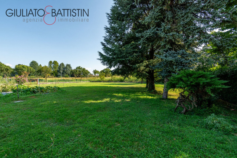 Immergetevi nella storia e nel fascino di una straordinaria opportunità immobiliare: una porzione...