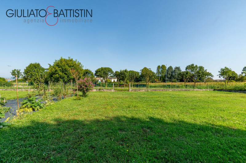 Immergetevi nella storia e nel fascino di una straordinaria opportunità immobiliare: una porzione...