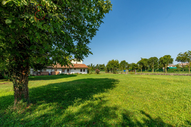 Immergetevi nella storia e nel fascino di una straordinaria opportunità immobiliare: una porzione...