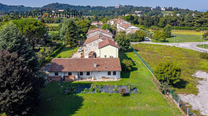 Immergetevi nella storia e nel fascino di una straordinaria opportunità immobiliare: una porzione...