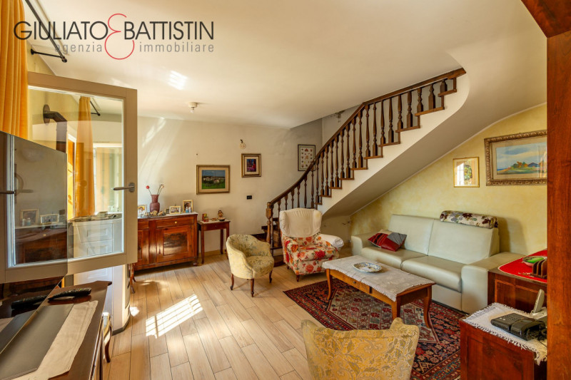 Immergetevi nella storia e nel fascino di una straordinaria opportunità immobiliare: una porzione...