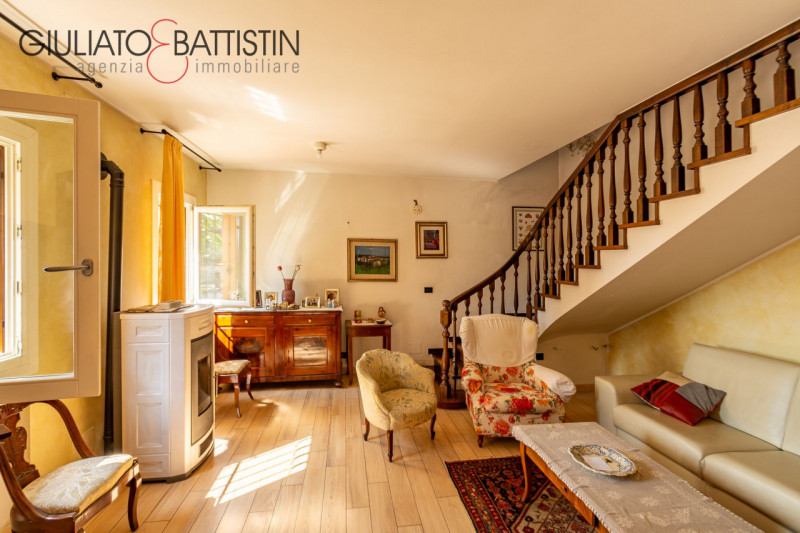 Immergetevi nella storia e nel fascino di una straordinaria opportunità immobiliare: una porzione...