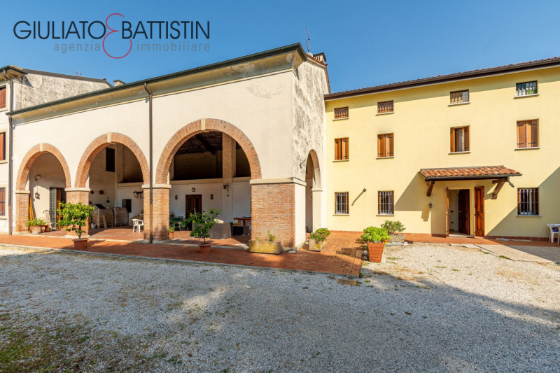 Immergetevi nella storia e nel fascino di una straordinaria opportunità immobiliare: una porzione...