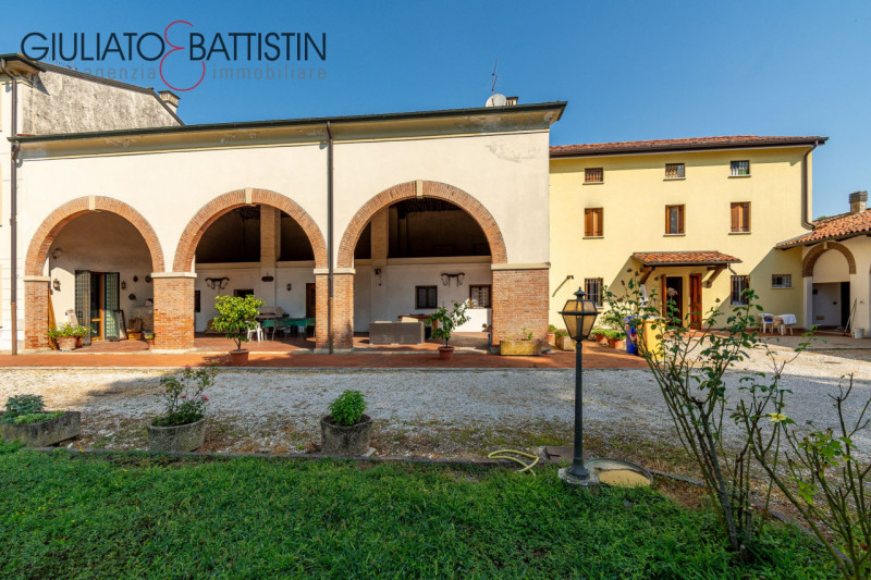 Immergetevi nella storia e nel fascino di una straordinaria opportunità immobiliare: una porzione...