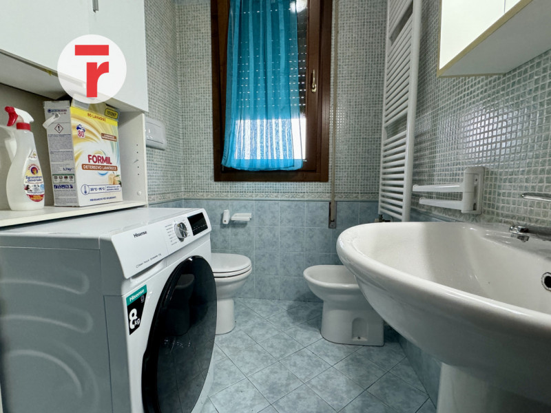 TOMBOLO - Centro paese. Zona verde e tranquilla, sito nella scala più interna di residence, nella...