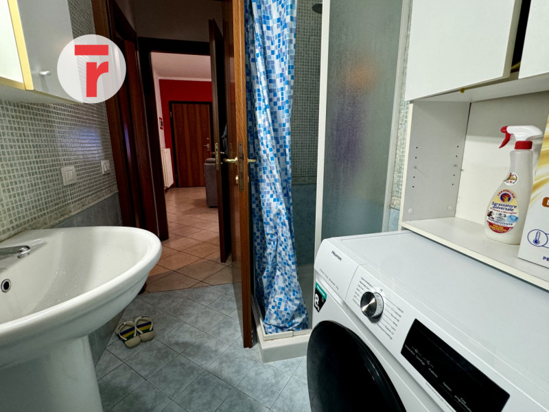 TOMBOLO - Centro paese. Zona verde e tranquilla, sito nella scala più interna di residence, nella...