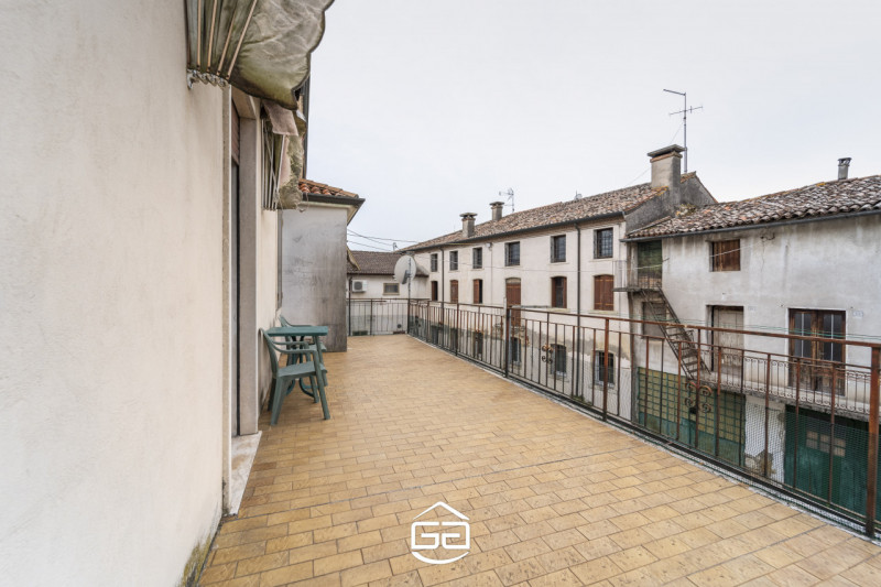 Proponiamo in vendita una soluzione unica e versatile, ideale per una famiglia numerosa o per chi...