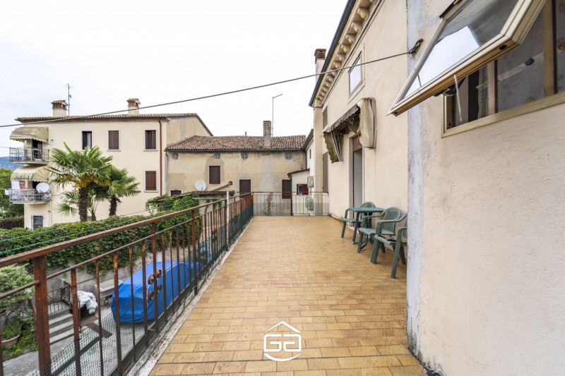 Proponiamo in vendita una soluzione unica e versatile, ideale per una famiglia numerosa o per chi...