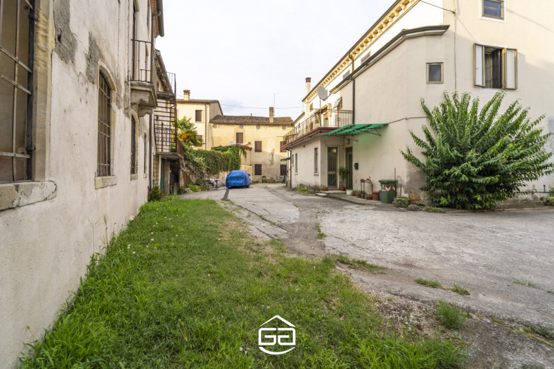 Proponiamo in vendita una soluzione unica e versatile, ideale per una famiglia numerosa o per chi...