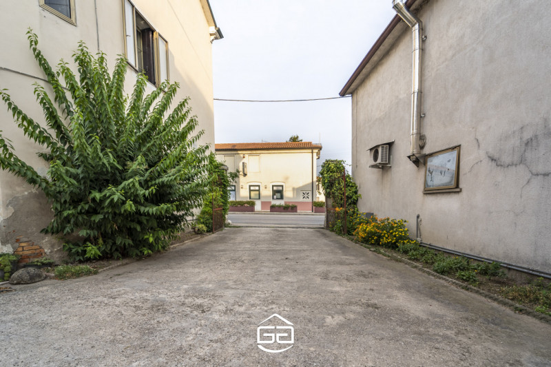 Proponiamo in vendita una soluzione unica e versatile, ideale per una famiglia numerosa o per chi...