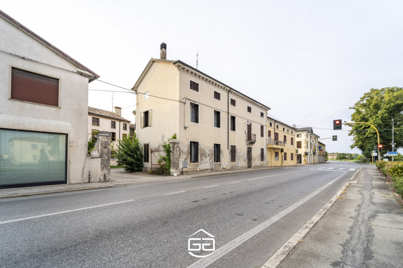 Proponiamo in vendita una soluzione unica e versatile, ideale per una famiglia numerosa o per chi...