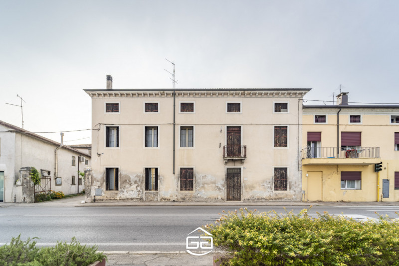 Proponiamo in vendita una soluzione unica e versatile, ideale per una famiglia numerosa o per chi...