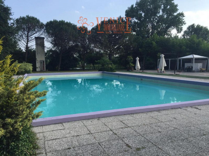 Scopri un angolo di paradiso immerso nella natura: una tenuta oasi faunistica situata nel comune ...