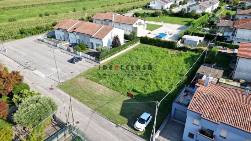 RIF: SF06 SAN MARTINO DI LUPARI Proponiamo in vendita lotto edificabile di 1100 mq, con possibili...