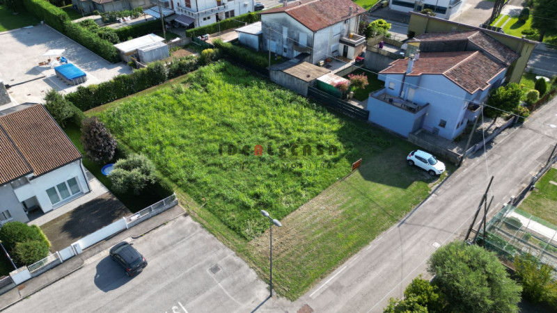 RIF: SF06 SAN MARTINO DI LUPARI Proponiamo in vendita lotto edificabile di 1100 mq, con possibili...