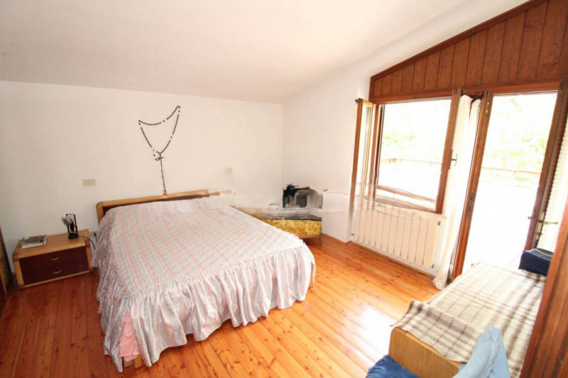 Splendida casa singola in vendita a Crespadoro, nella tranquilla località di Marana. Immersa nel ...