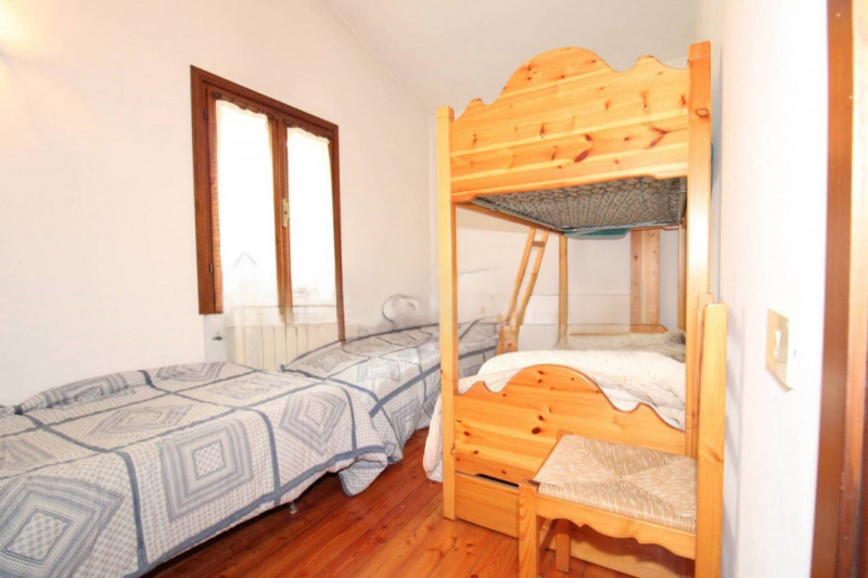 Splendida casa singola in vendita a Crespadoro, nella tranquilla località di Marana. Immersa nel ...