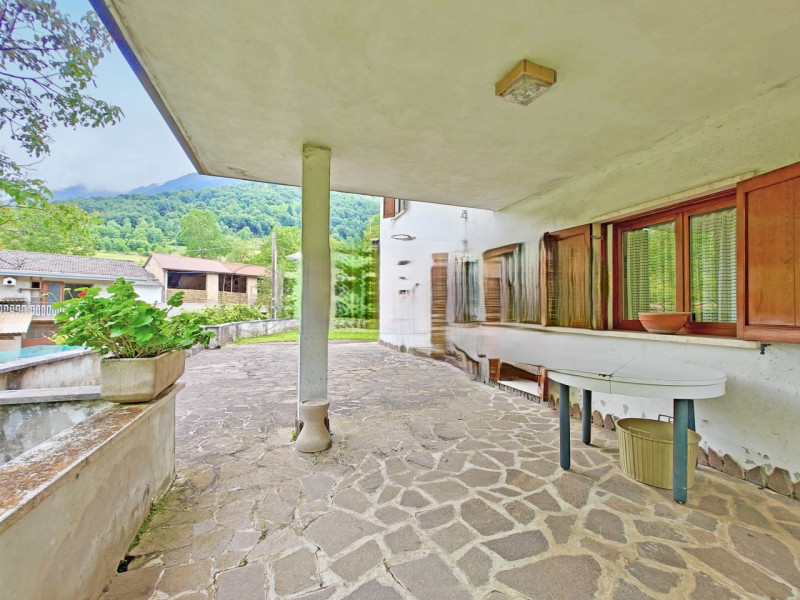 Splendida casa singola in vendita a Crespadoro, nella tranquilla località di Marana. Immersa nel ...