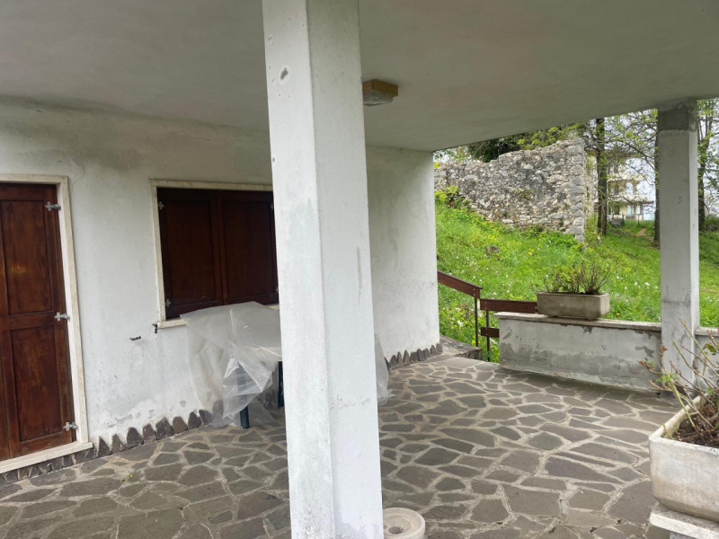 Splendida casa singola in vendita a Crespadoro, nella tranquilla località di Marana. Immersa nel ...