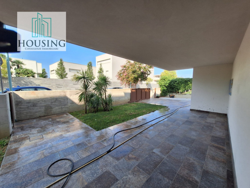 Al confine tra Abano Terme e Montegrotto Terme, a pochi minuti dalla zona pedonale e dal parco ur...