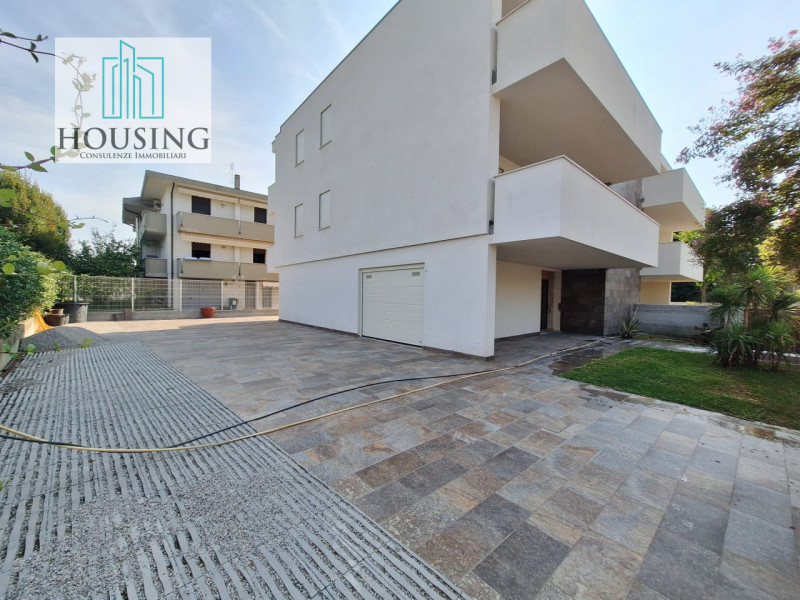 Al confine tra Abano Terme e Montegrotto Terme, a pochi minuti dalla zona pedonale e dal parco ur...