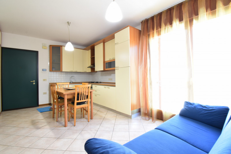 PIOVE DI SACCO centro - Proponiamo APPARTAMENTO COMPLETAMENTE ARREDATO come da foto disposto su d...