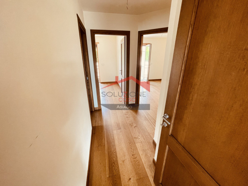 In vendita a Roana, in ottimo contesto,  un luminoso appartamento trilocale di recente costruzion...