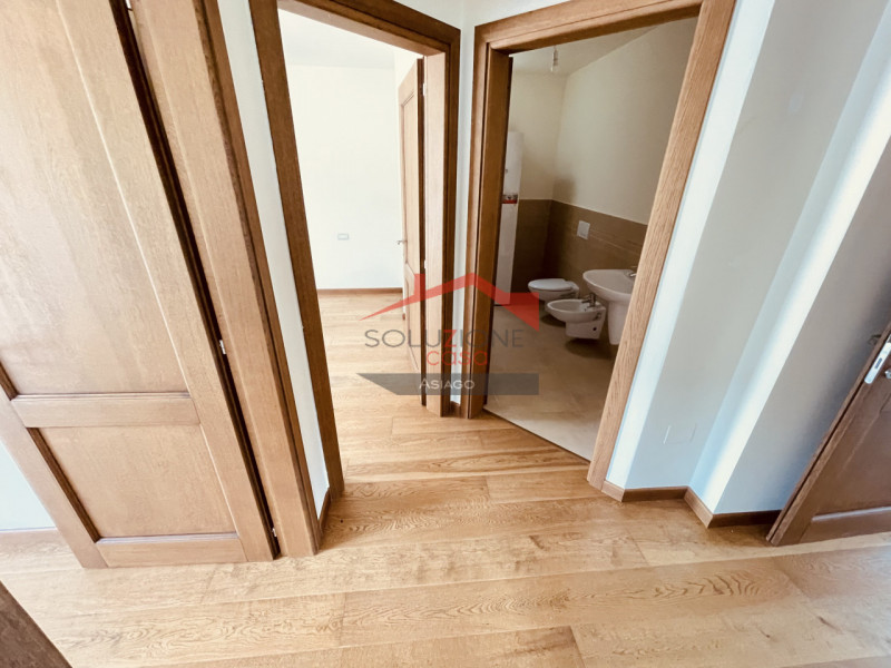 In vendita a Roana, in ottimo contesto,  un luminoso appartamento trilocale di recente costruzion...