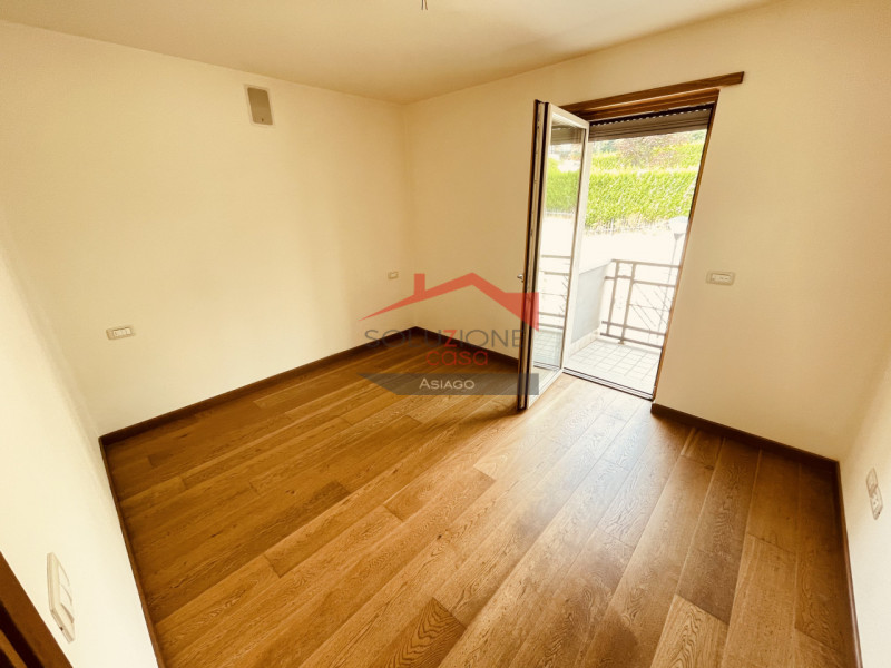 In vendita a Roana, in ottimo contesto,  un luminoso appartamento trilocale di recente costruzion...